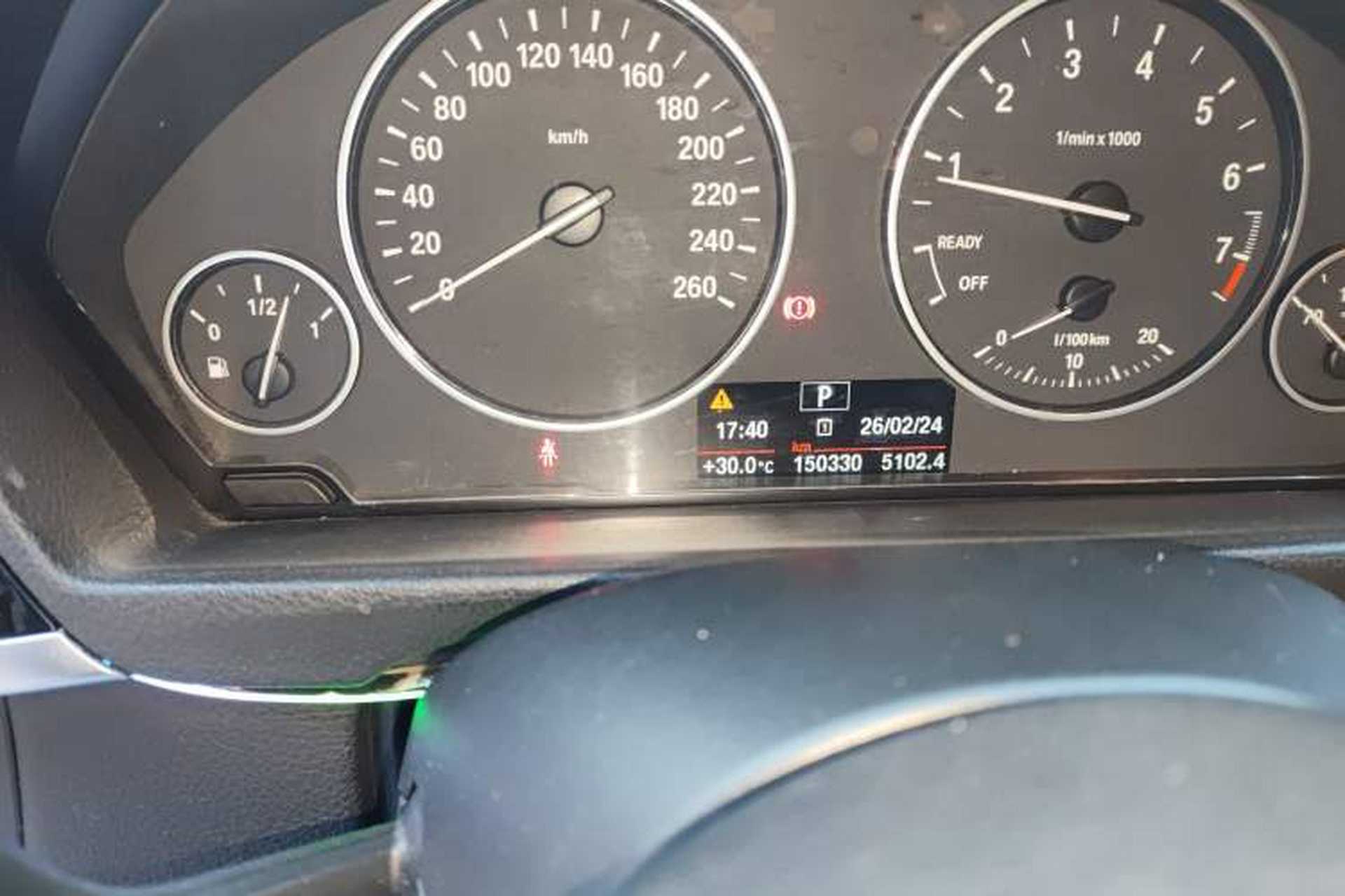 Used BMW 3 Series 2016 320i Fashion Model Odometer Close Up