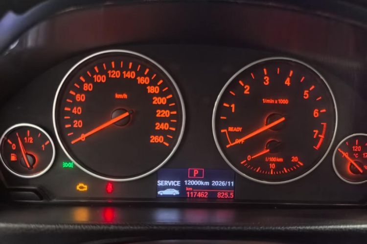 Used BMW 3 Series 2016 320Li Fashion Model Odometer Close Up
