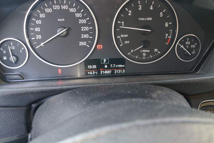 Used BMW 3 Series 2016 320i Fashion Model Odometer Close Up