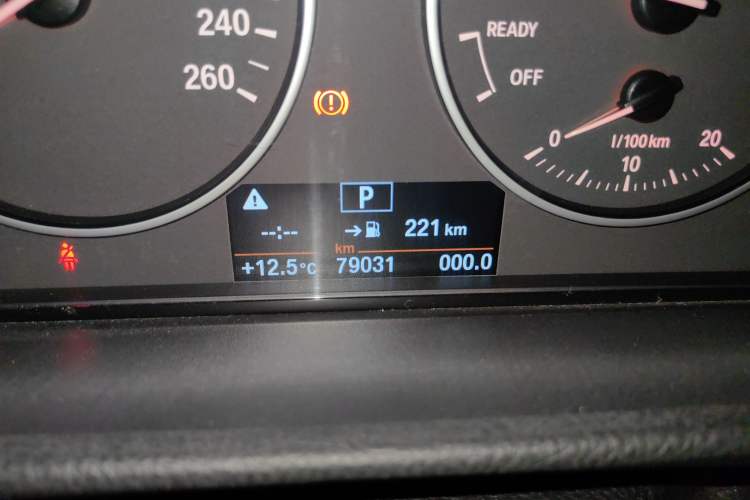 Used BMW 3 Series 2016 320Li Fashion Model Odometer Close Up