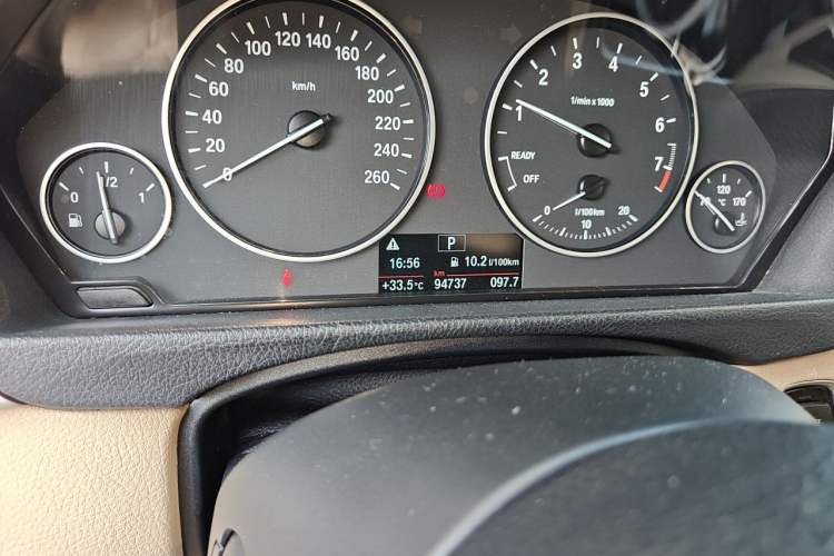Used BMW 3 Series 2016 320i Fashion Model Odometer Close Up