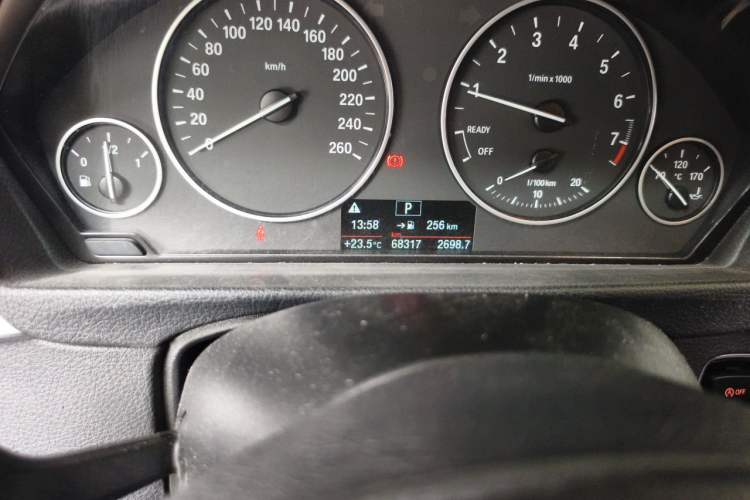 Used BMW 3 Series 2016 320i Fashion Model Odometer Close Up