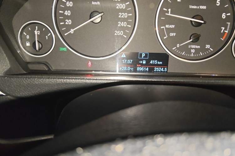 Used BMW 3 Series 2016 320i Fashion Model Odometer Close Up