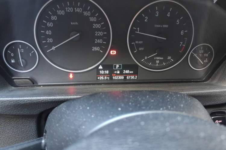 Used BMW 3 Series 2016 320Li Fashion Model Odometer Close Up
