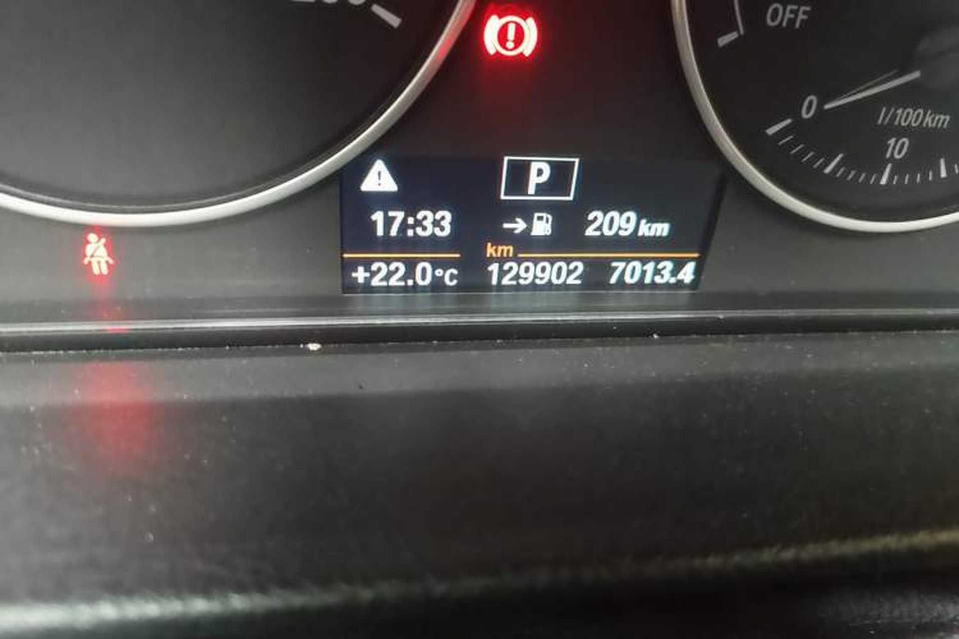 Used BMW 3 Series 2016 320Li Fashion Model Odometer Close Up