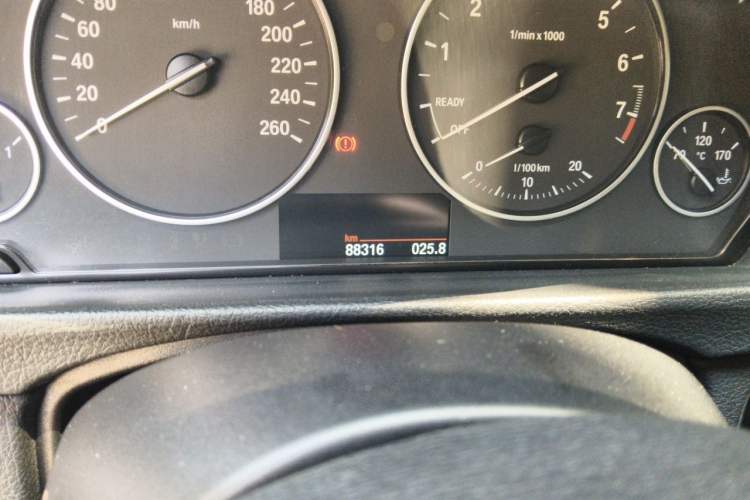 Used BMW 3 Series 2016 320Li Fashion Model Odometer Close Up
