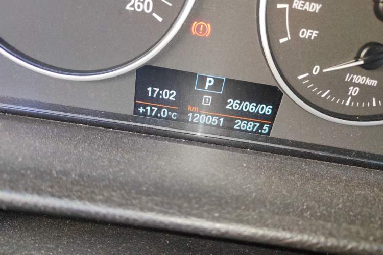 Used BMW 3 Series 2016 320i Fashion Model Odometer Close Up