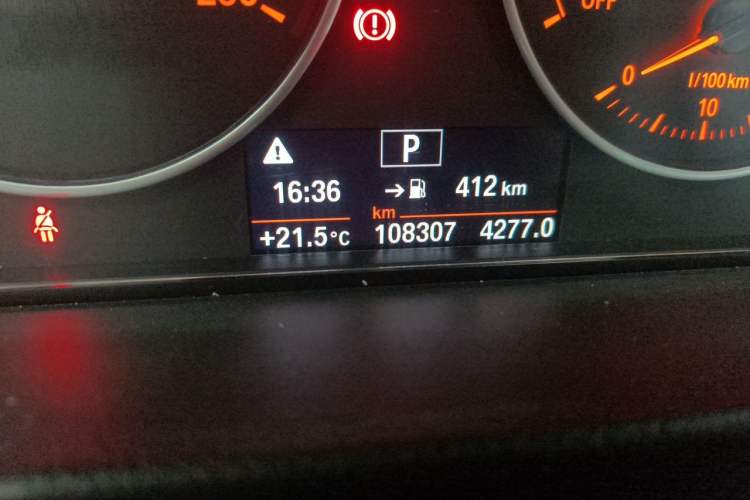 Used BMW 3 Series 2016 320Li Fashion Model Odometer Close Up
