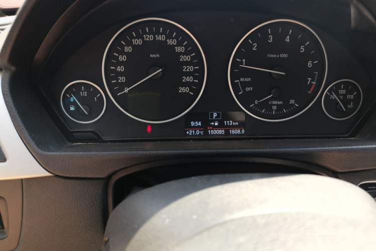 Used BMW 3 Series 2016 320Li Fashion Model Odometer Close Up