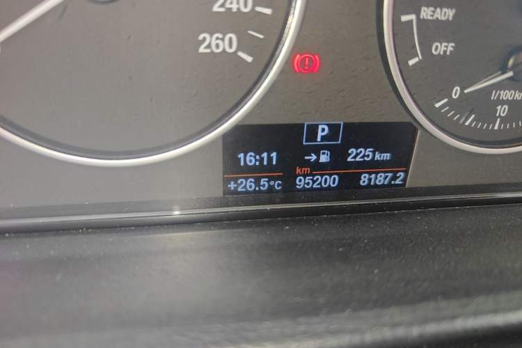 Used BMW 3 Series 2016 320Li Fashion Model Odometer Close Up