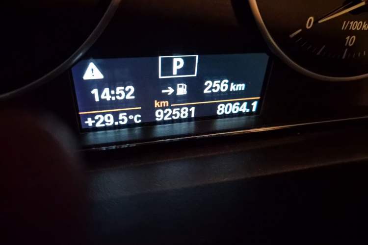 Used BMW 3 Series 2016 320i Fashion Model Odometer Close Up