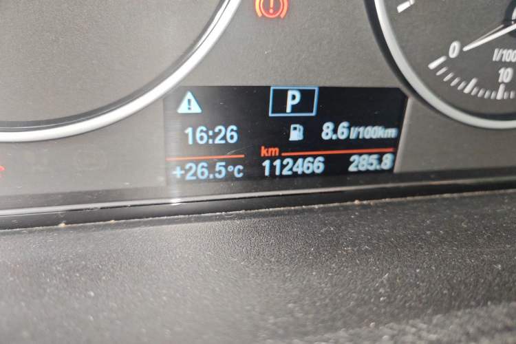 Used BMW 3 Series 2016 320Li Fashion Model Odometer Close Up