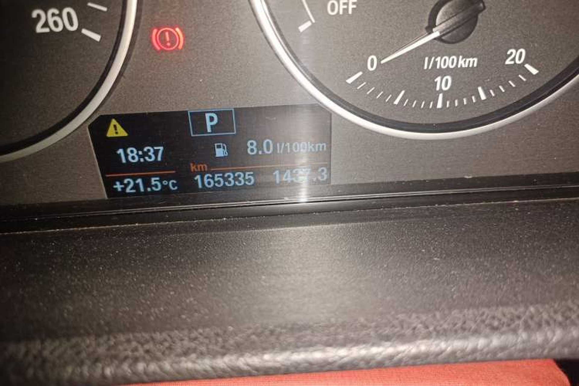 Used BMW 3 Series 2016 320Li Fashion Model Odometer Close Up