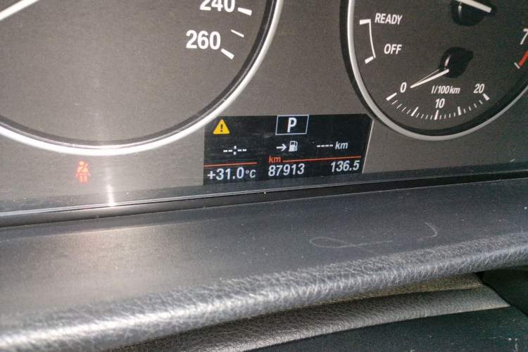 Used BMW 3 Series 2016 320Li Fashion Model Odometer Close Up