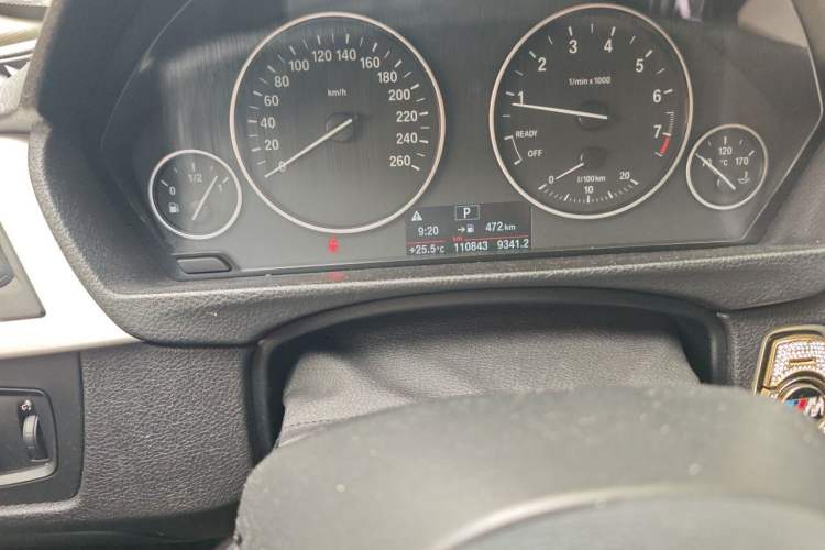 Used BMW 3 Series 2016 320i Fashion Model Odometer Close Up