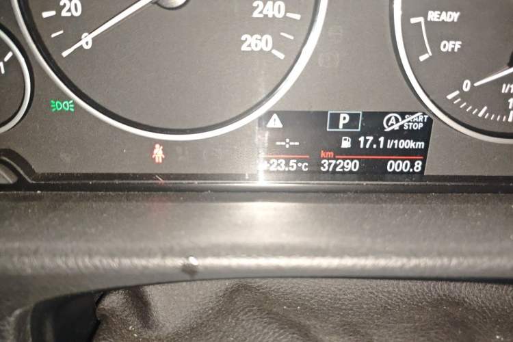 Used BMW 3 Series 2016 320Li Fashion Model Odometer Close Up