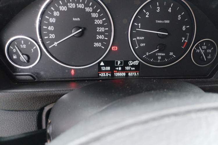 Used BMW 3 Series 2016 320Li Fashion Model Odometer Close Up