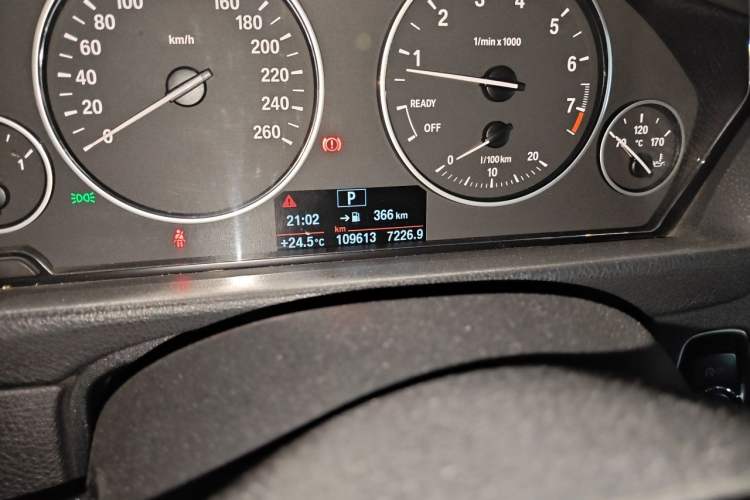 Used BMW 3 Series 2016 320Li Fashion Model Odometer Close Up