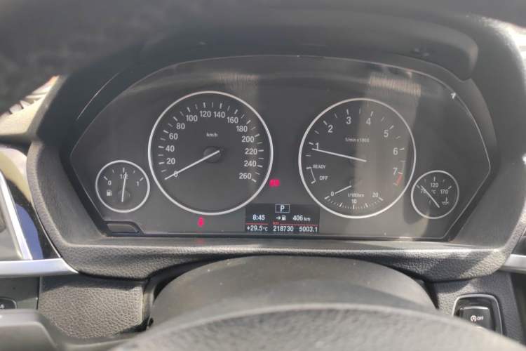 Used BMW 3 Series 2016 320Li Fashion Model Odometer Close Up