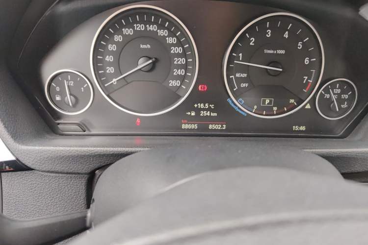 Used BMW 3 Series 2016 328Li Fashion Model Odometer Close Up