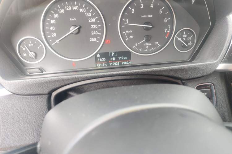 Used BMW 3 Series 2016 320Li Fashion Model Odometer Close Up
