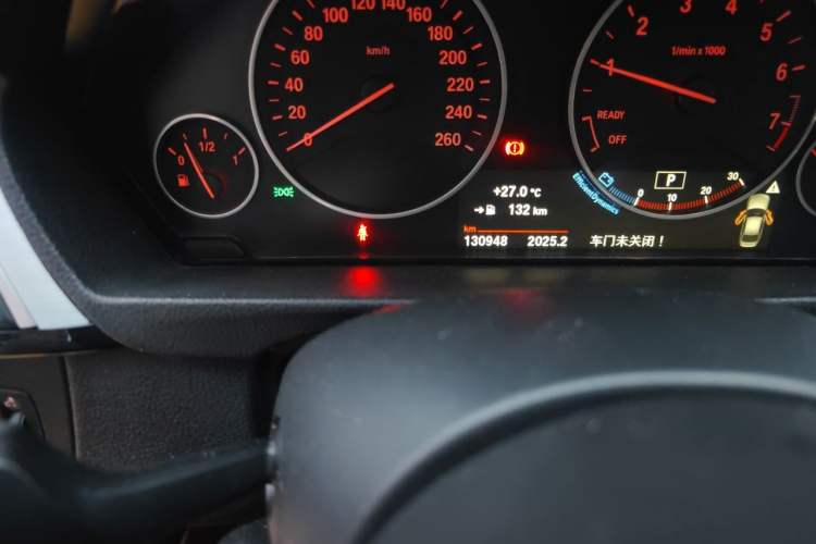 Used BMW 3 Series 2016 328Li Fashion Model Odometer Close Up