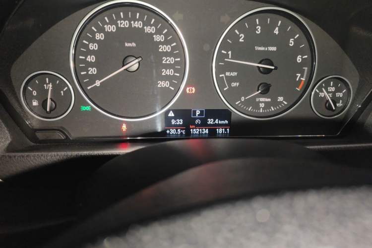 Used BMW 3 Series 2016 320Li Fashion Model Odometer Close Up