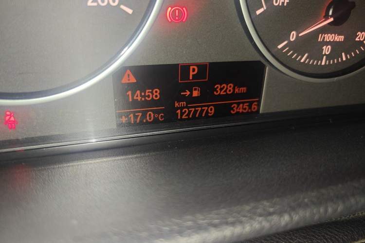 Used BMW 3 Series 2016 320Li Fashion Model Odometer Close Up