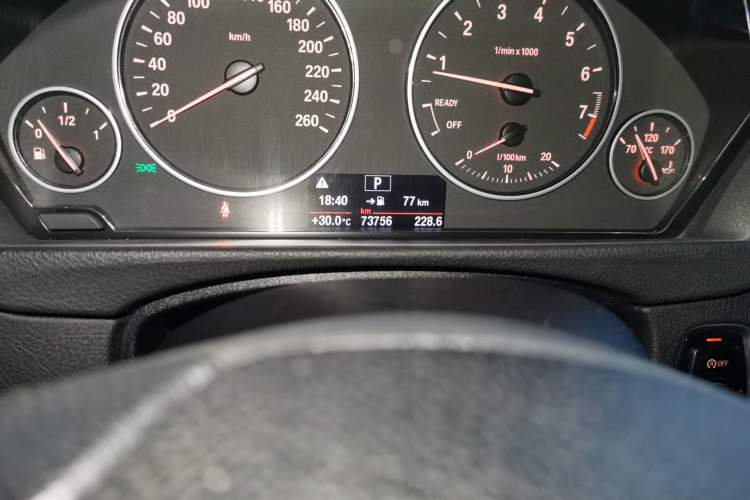 Used BMW 3 Series 2016 320Li Fashion Model Odometer Close Up