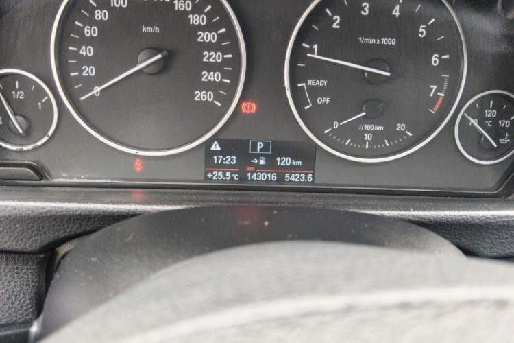 Used BMW 3 Series 2016 320Li Fashion Model Odometer Close Up