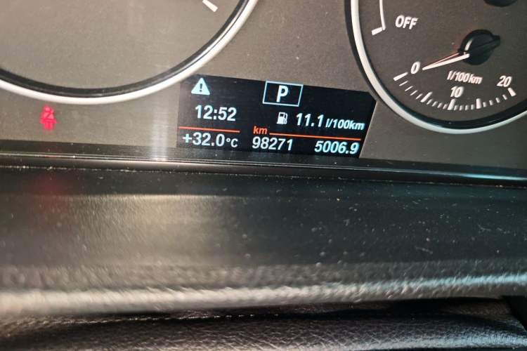 Used BMW 3 Series 2016 316i Fashion Model Odometer Close Up