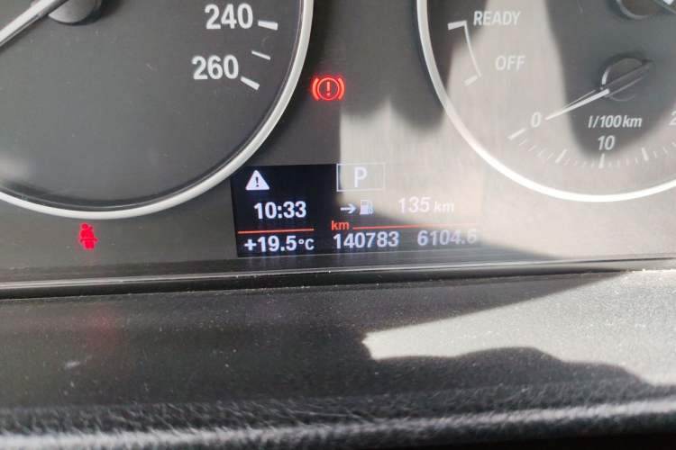 Used BMW 3 Series 2016 316Li Fashion Model Odometer Close Up