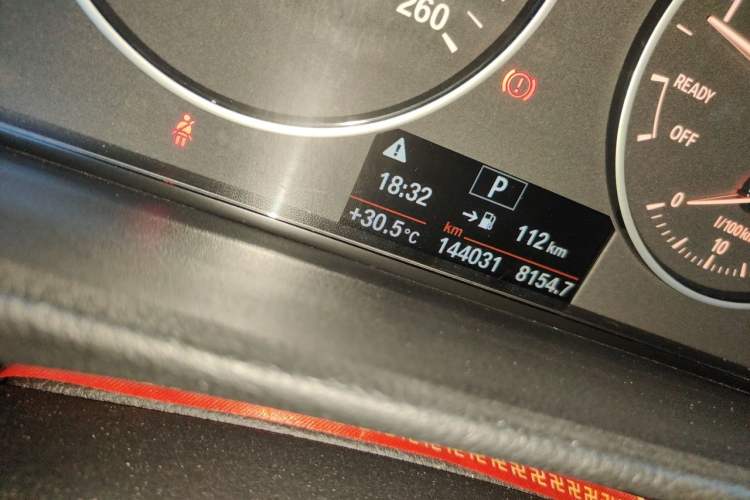 Used BMW 3 Series 2016 316Li Fashion Model Odometer Close Up