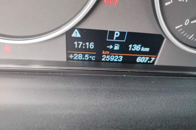 Used BMW 3 Series 2016 320Li Fashion Model Odometer Close Up