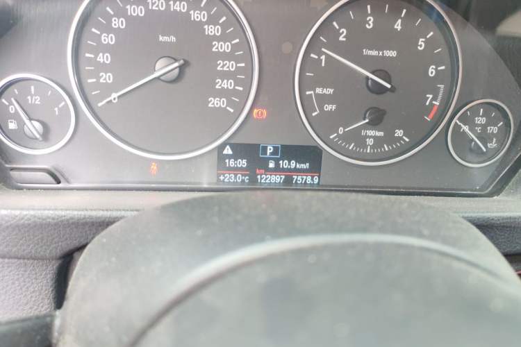 Used BMW 3 Series 2016 320i Fashion Model Odometer Close Up