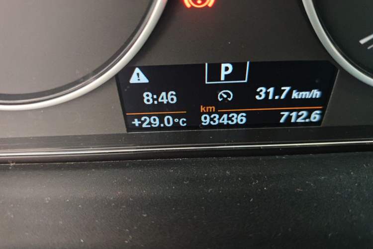 Used BMW 3 Series 2016 320i Fashion Model Odometer Close Up