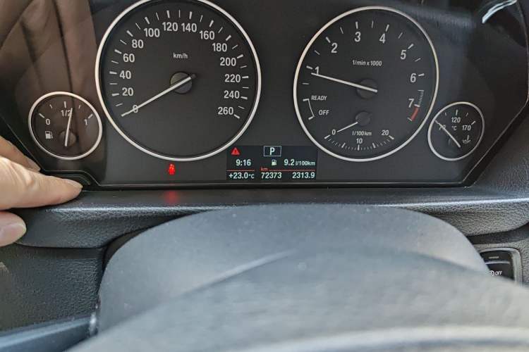Used BMW 3 Series 2016 316Li Fashion Model Odometer Close Up
