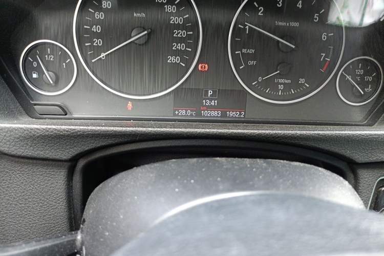 Used BMW 3 Series 2016 320Li Fashion Model Odometer Close Up