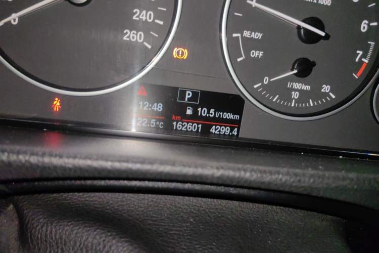 Used BMW 3 Series 2016 316Li Fashion Model Odometer Close Up