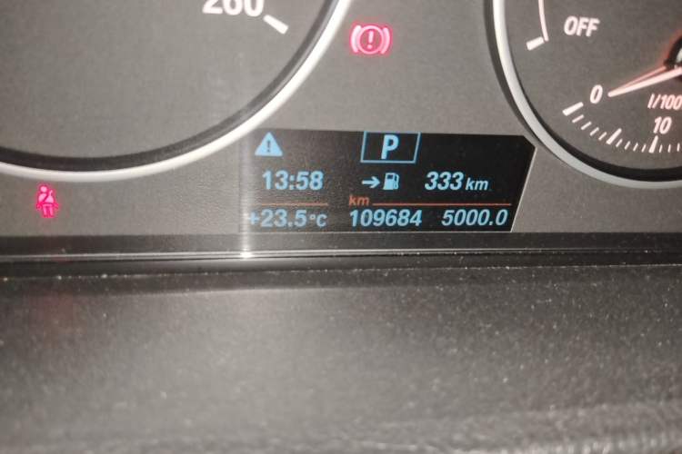 Used BMW 3 Series 2016 320Li Fashion Model Odometer Close Up