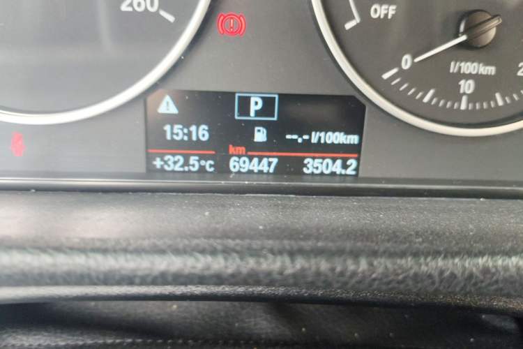 Used BMW 3 Series 2016 320i Fashion Model Odometer Close Up