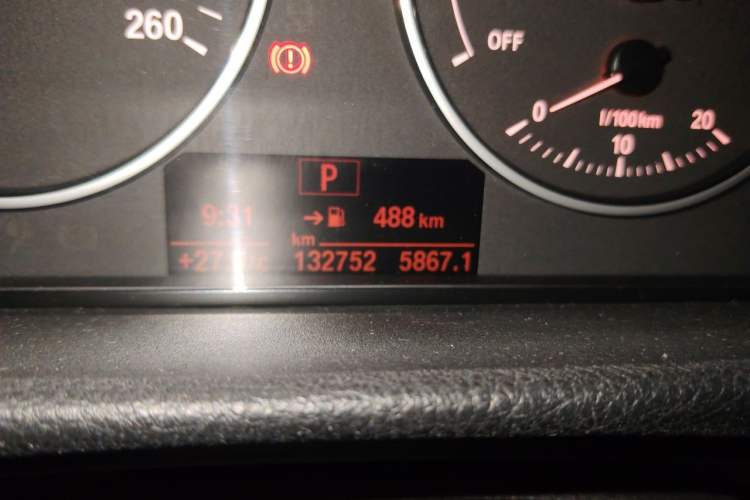 Used BMW 3 Series 2016 316Li Fashion Model Odometer Close Up