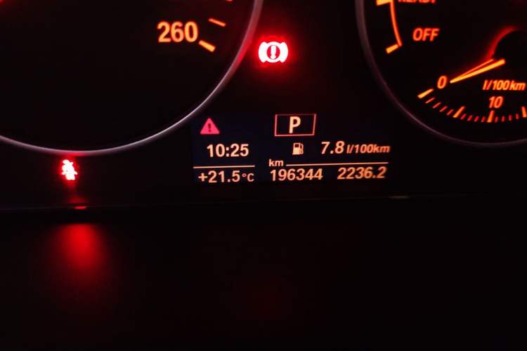 Used BMW 3 Series 2016 320Li Ambition Model Odometer Close Up
