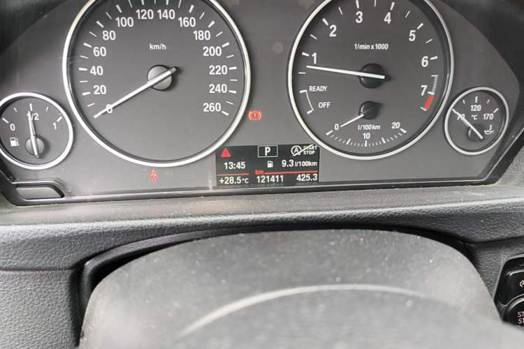 Used BMW 3 Series 2016 316Li Fashion Model Odometer Close Up