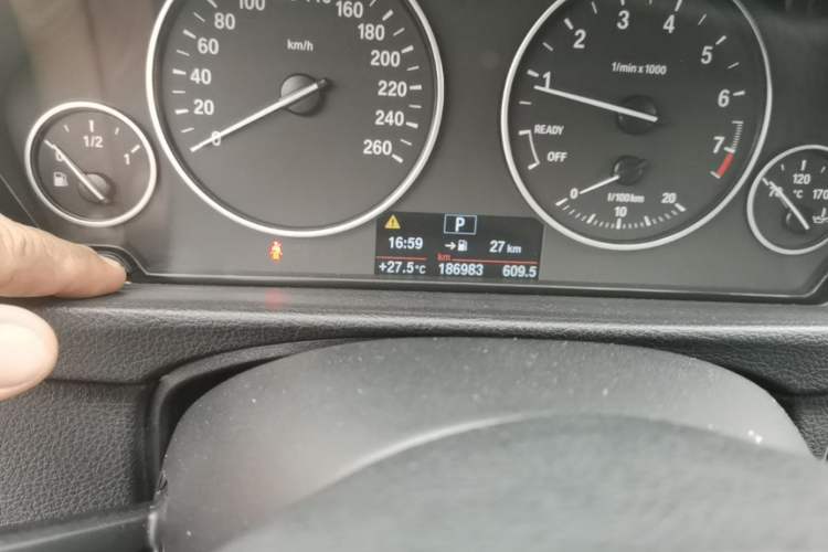 Used BMW 3 Series 2016 320Li Ambition Model Odometer Close Up