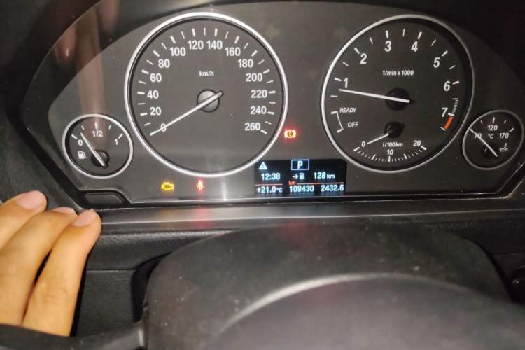 Used BMW 3 Series 2016 320Li Fashion Model Odometer Close Up