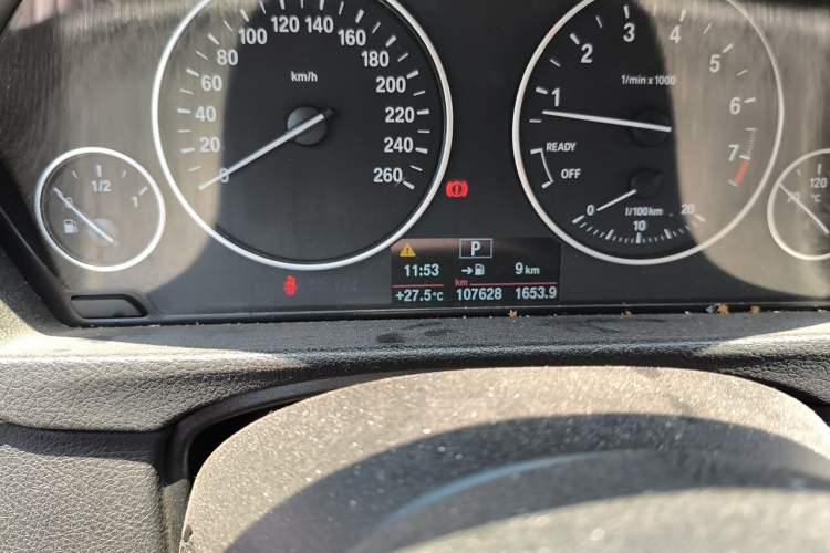 Used BMW 3 Series 2016 320Li Fashion Model Odometer Close Up