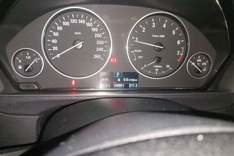 Used BMW 3 Series 2016 320Li Fashion Model Odometer Close Up