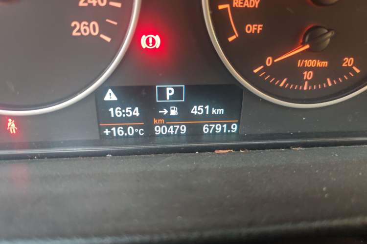 Used BMW 3 Series 2016 316Li Fashion Model Odometer Close Up