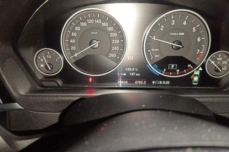Used BMW 3 Series 2016 320Li Fashion Model Odometer Close Up